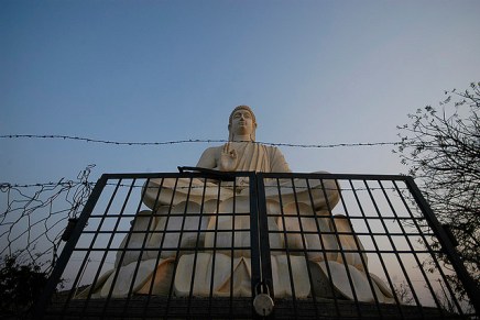 बुद्ध-प्रतिमा को बंदी&nbsp;बनाना