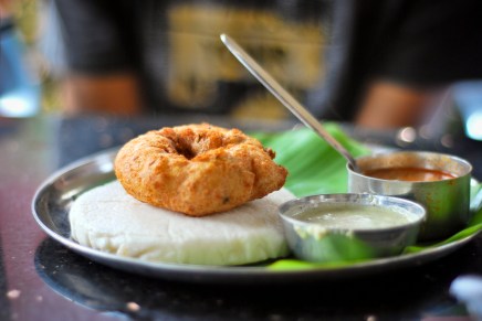 वड़े के बीच में छेद क्यों किया जाता&nbsp;है?