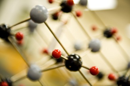 क्या किसी तत्व को तोड़कर कम परमाणु संख्या वाले दो तत्व बनाए जा सकते&nbsp;हैं?