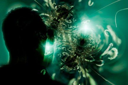 किसी ब्लैक होल के निकट समय धीरे क्यों हो जाता&nbsp;है?