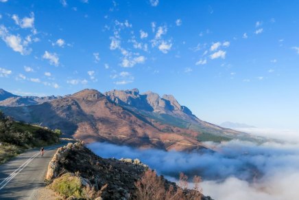 धरती पर पैर धरो&nbsp;धीरे