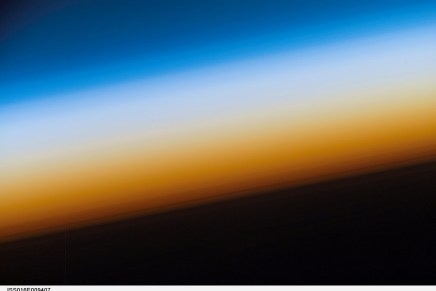 अंतरिक्ष का निर्वात पृथ्वी के वायुमंडल को क्यों नहीं खींच&nbsp;लेता?