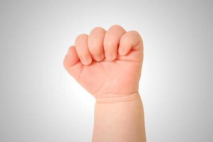 नवजात शिशु अपनी मुठ्ठी हमेशा बंद क्यों रखते&nbsp;हैं?